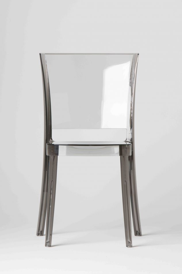 Sedia trasparente Fumè Lucienne in policarbonato, un Design che  reinterpreta brillantemente le tradizionali sedie anni '50.